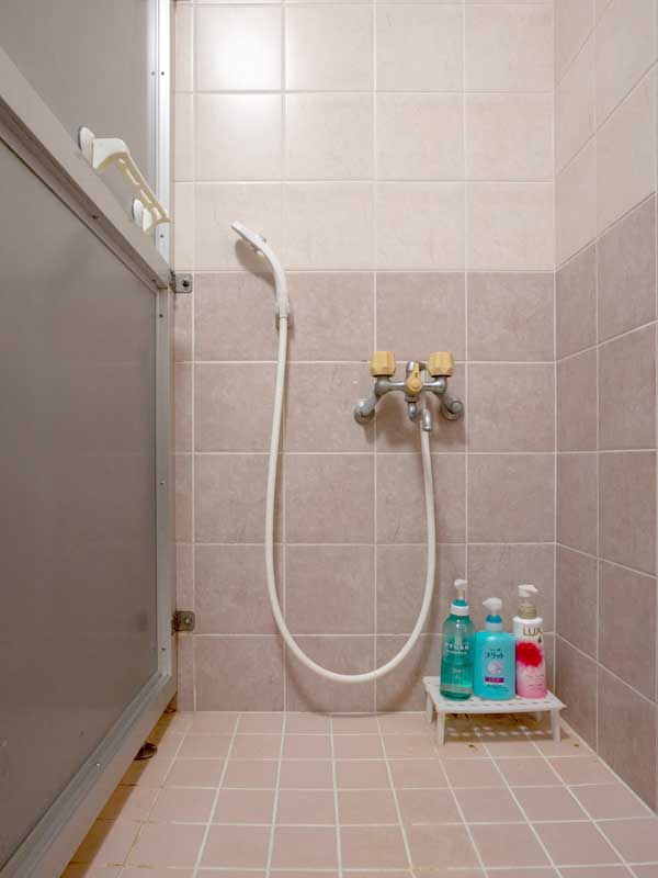 共同のシャワー。男女別です。