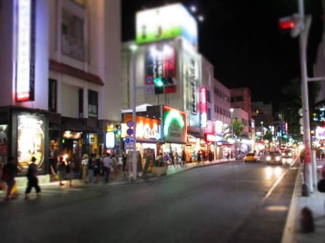 写真：夜の国際通り